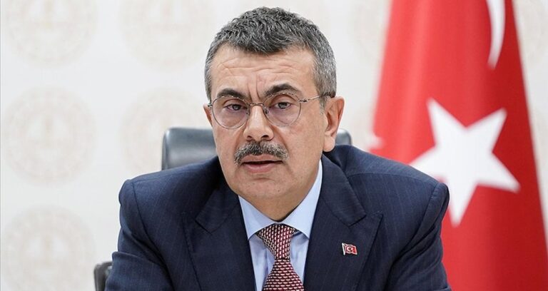 gerizekaliya-anlatir-gibi-diyen-bakan-tekin-iktidara-yakin-isimlere-ihale-dagitiyor-142RQABy.jpg