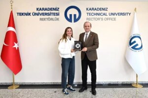 milli boksor buse naz cakiroglundan ktu rektorune ziyaret EOrVba96.jpg